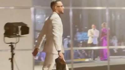 لا يفوتك محمد رمضان يخلع الحذاء قبل التكريم "مبقتش بثق في أي جزمة "