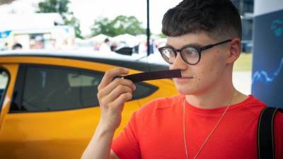 اذا كنت من عشاق رائحة البنزين فلا يفوتك فورد تطلق عطرًا برائحة البنزين