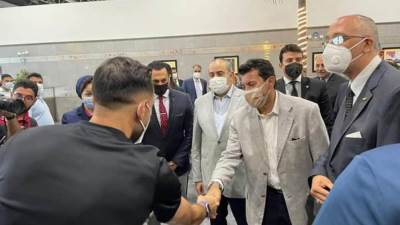 وزيرا الرياضة والطيران يستقبلان بعثة النادي الأهلي بمطار القاهرة