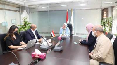 وزيرة البيئة تستقبل حاتم قنديل بطل مصر فى التجديف