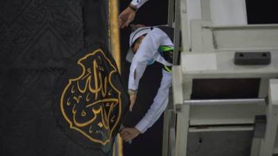 فك مذهبات الكعبة المشرفة استعدادًا لإنزال الثوب القديم وإكساء الكعبة حلتها الجديدة "صور" 