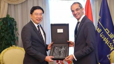 وزير الاتصالات يبحث مع سفير سنغافورة تعزيز التعاون بين البلدين 