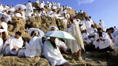 حجاج بيت الله ينفرون إلى مزدلفة للمبيت بها اقتداء بسنة رسول الله