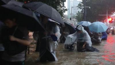 بعد كورونا كارثة جديدة تحل بالصين امطار وفيضانات تضرب وسط الصين بقوة