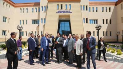 وزير التعليم العالي يستعرض تقريرًا حول أنشطة جامعة بني سويف التكنولوجية