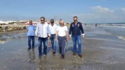 محافظ بورسعيد يعلن الانتهاء من إزالة آثار البقعة الزيتية السوداء على الشاطىء