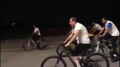 في لقطة أبوية.. الرئيس ينصح شاب منوفي خلال تريضهما بالدراجة