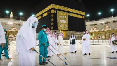  السديس يشارك فى تنظيف صحن الكعبة