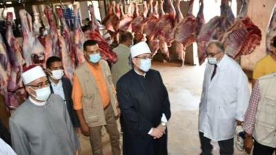 وزير الأوقاف يتفقد تجهيز لحوم الأضاحي بمجزر البساتين