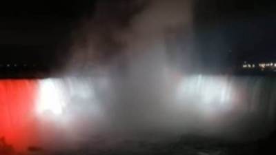 إضاءة شلالات نياجرا العالمية بألوان علم مصر احتفالا بذكرى ثورة يوليو 