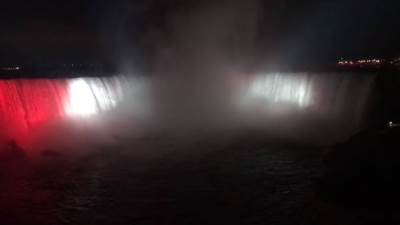 بالفيديو.. شلالات نياجرا الكندية تتزين بألوان العلم المصري إحتفالًا بثورة 23 يوليو