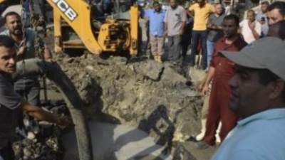 عاجل : كسر مفاجئ بخط مياه بشارع المطار بالجيزة والمحافظ يتفقد أعمال الإصلاح