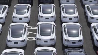 "تسلا" تطالب الهند بخفض رسوم استيراد السيارات الكهربائية