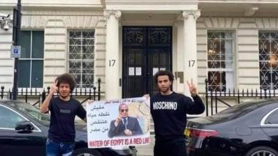 شابان مصريان يرفعوا صورة السيسي "مياه مصر خط احمر"