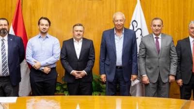 "مرسيدس" تدعم صناعة السيارات ودفع عجلة الاستثمار في المنطقة الاقتصادية