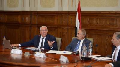 العوضي يهدي وزير الزراعة درع لجنة الدفاع والأمن القومي