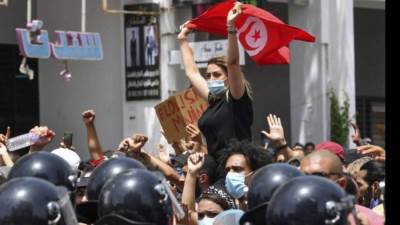 وانتفضت تونس على الإرهابيين.. قيس سعيد يجمد البرلمان ويقيل رئيس الوزراء