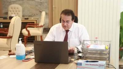 وزير التعليم العالي يستعرض تقريرًا حول تنفيذ مسابقة بين الجامعات لاختيار فريق يمثل مصر في "Enactus"