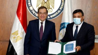 ثاني أكبر شركة بالعالم توقع 4 عقود تنقيب عن الذهب في مصر