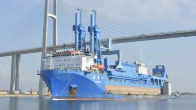 الكراكة "حسين طنطاوي" تصل قناة السويس على سفينة الغطس "Tai An Kou"