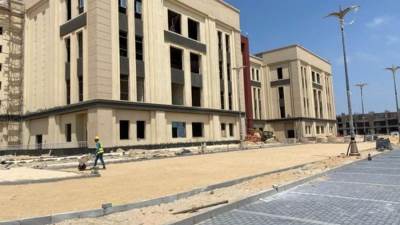 وزير التعليم العالي يستعرض تقريرًا حول جامعة المنصورة الجديدة الأهلية