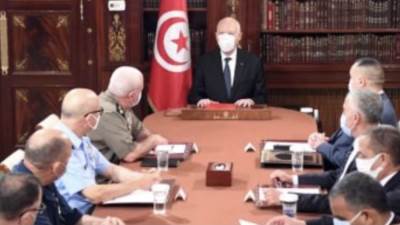 عاجل : الرئيس التونسى يجتمع بأعضاء المجلس الأعلى للجيوش وقيادات أمنية عليا