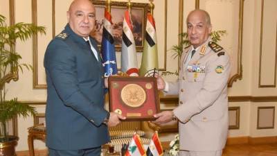 عاجل:وزير الدفاع ورئيس الأركان يلتقيان قائد الجيش اللبنانى لبحث التعاون العسكرى