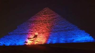 إضاءة الهرم الأكبر باللونين الأزرق والبرتقالي بمناسبة اليوم العالمي للكبد  
