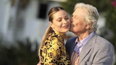 الواد التقيل يتصدر التريند بصورة مع باميلا الكيك وحقيقة زواجهم من عدمة 