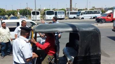 جهازا مدينتي العبور ودمياط الجديدة ينفذان حملتين لمنع سير مركبات "التوك توك"