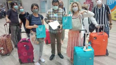 الأقصر تستقبل سائحي أولى رحلات الطيران العارض من فرنسا