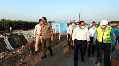 مدبولى يتفقد مجمع الخدمات والمنازل المستهدفة ضمن مبادرة "سكن كريم" 