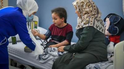 وزيرة الصحة: استقبال الطفلة "بيان" الفلسطينية بمعهد ناصر وبدء تلقيها العلاج
