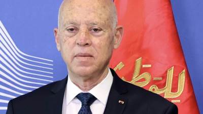 الرئيس التونسي يعفي وزيري الاقتصاد والاتصالات من منصبيهما