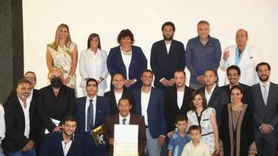 وزيرة الثقافة تكرم صناع فيلم ريش في الدورة الـ74 