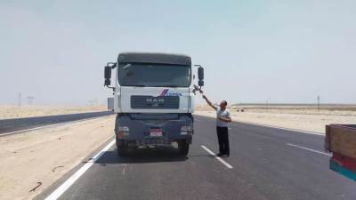 وزارة النقل تناشد سائقي النقل الثقيل بالالتزام بالسير بالحارات المخصصة لهم.. تعرف علي الأسباب