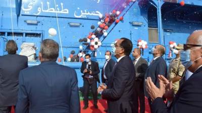 رئيس الوزراء يشهد مراسم رفع العلم على الكراكة "حسين طنطاوي" 