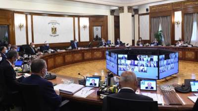 "هالة زايد: تستعرض الموقف لفيروس كورونا محلياً ودولياً..وموقف اللقاحات الواردة إلى مصر