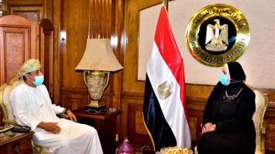 نيفين جامع:تبحث مع سفير سلطنة عمان لدى مصر سبل تعزيز التعاون الاقتصادي