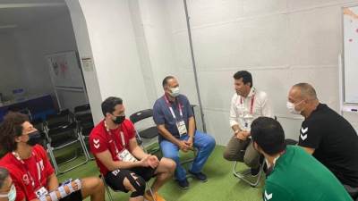 رئيس الوزراء يتواصل هاتفياً مع اللاعبين لمؤازرتهم قبل لقاء إسبانيا غدا