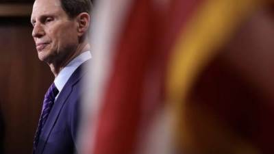 أعضاء بـ"الشيوخ الأمريكي" يقترحون إلغاء مزايا ضريبية موجهة للأثرياء