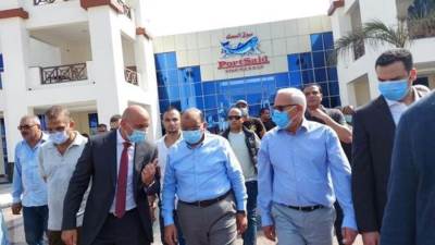 وزير التنمية المحلية والغضبان يتفقدان سوق الخضار والأسماك وبازار بورسعيد الجديد
