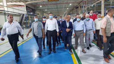 وزير التنمية المحلية ومحافظ بورسعيد يتفقدان مصنع  "بيراميدز" لإنتاج إطارات السيارات