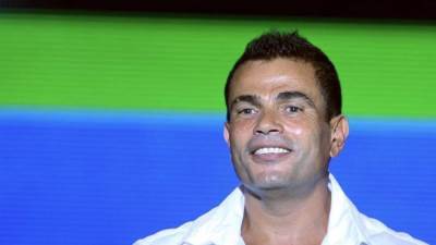 عمرو دياب يسخر من فتاة في حفلتة الاخيرة «ازي ماما» و«ماما حلوة»