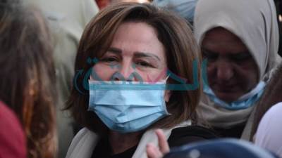 بالصور.. انهيار نجوم الفن في وداع الفنانة الراحلة دلال عبد العزيز 