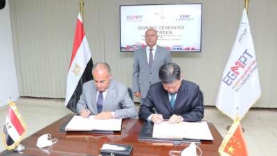 النقل: توقيع عقد شراء ٤ اوناش رصيف عملاق لميناء الاسكندرية