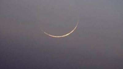 هلال محرم 1443 يزين السماء بعد غروب الشمس ويشاهد بالعين المجردة