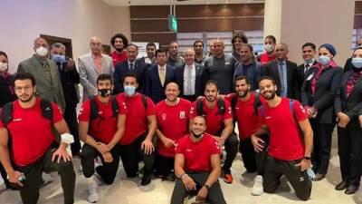 وزير الشباب والرياضة يستقبل بعثة منتخب مصر لكرة اليد بمطار القاهرة
