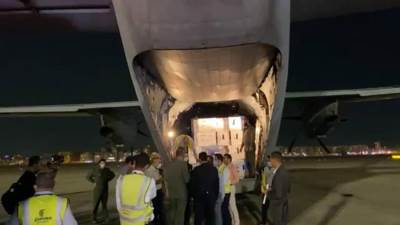 عاجل : وصول 525 ألف جرعة من لقاح "أسترازينيكا" إلى مطار القاهرة