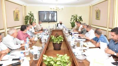 رئيس المقاولون العرب يجتمع بمسئولي مشروعات حياة كريمة